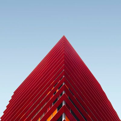 Modernes Haus vor blauem Himmel